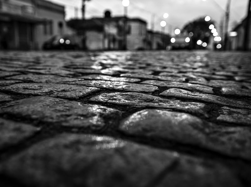 A RUA DE PARALELEPÍPEDO EM PRETO E BRANCO