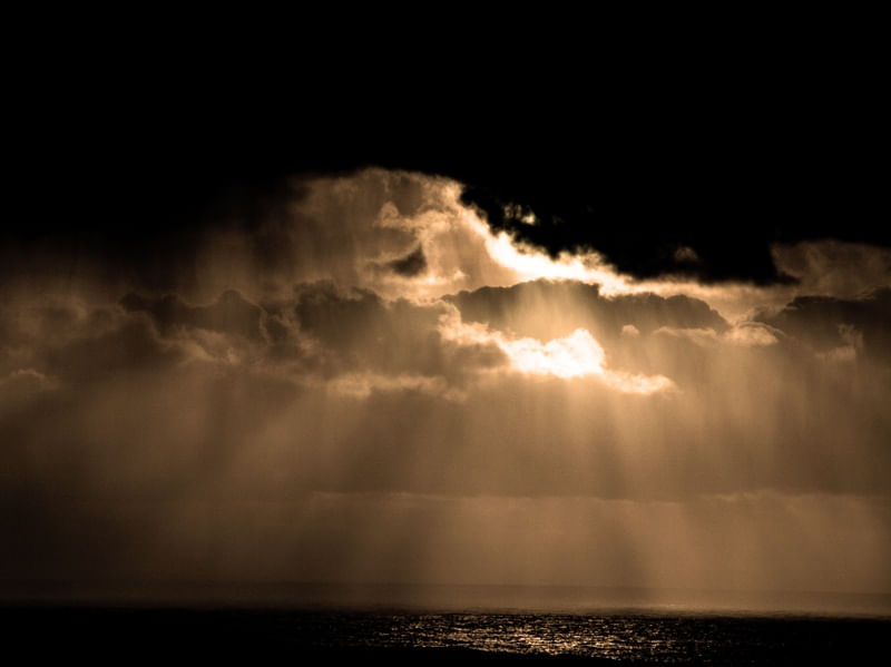 TEMPESTADE DE LUZ NO MAR