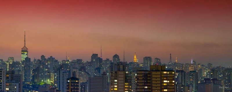 MAR DE PRÉDIOS E ANTENAS AO ENTARDECER, SÃO PAULO