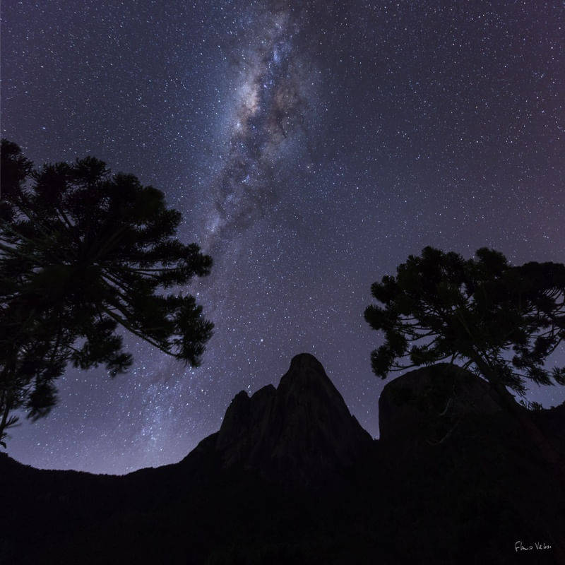 VIA LÁCTEA ESTONTEANTE SOBRE O CÉU DOS TRÊS PICOS
