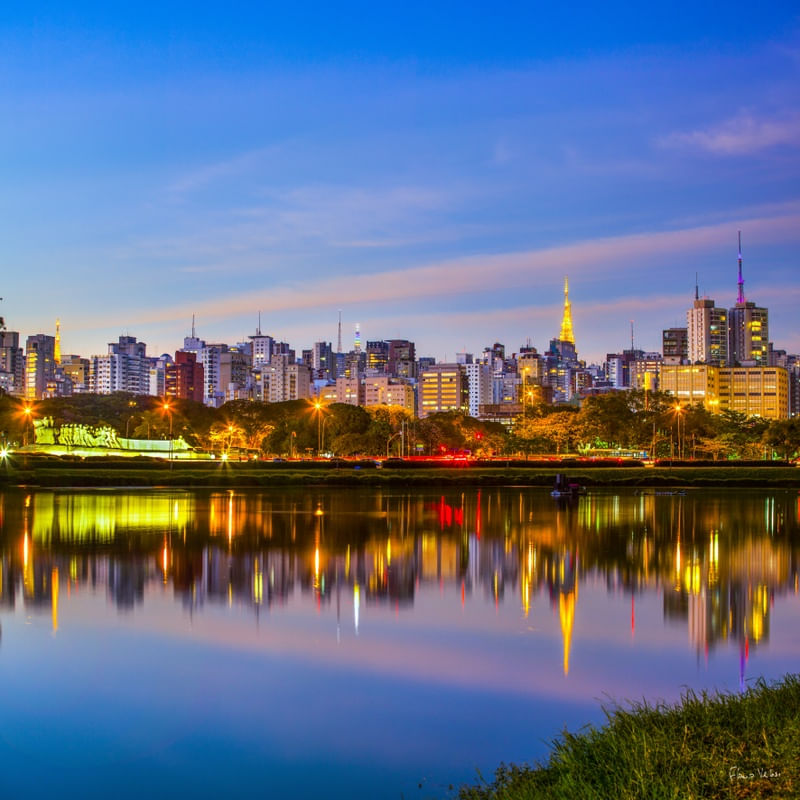 ENTARDECER EM SÃO PAULO COM ANTENAS DA PAULISTA, LAGO DO IBIRAPUERA E MONUMENTO AOS BANDEIRANTES.