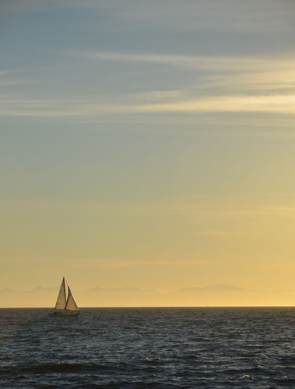 BARCO À VELA NO PÔR DO SOL - OCEANO PACÍFICO