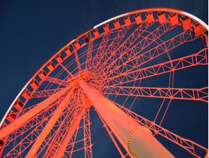 RODA GIGANTE VISTA DE BAIXO À NOITE COM AS LUZES VERMELHA E BRANCA