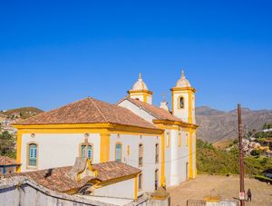 IGREJA OURO PRETO POR TRÁS