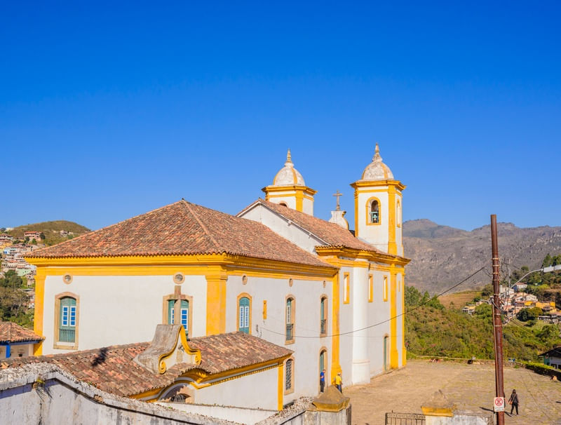 IGREJA OURO PRETO POR TRÁS
