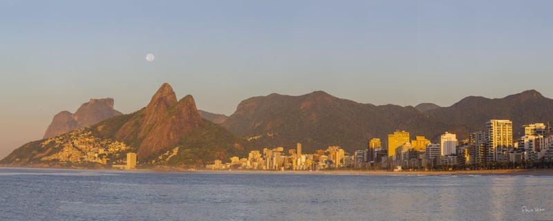 PAISAGENS CARIOCAS: PRIMEIROS RAIOS DE SOL VISTO DO ARPOADOR COM PÔR DA LUA CHEIA