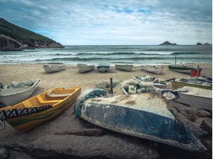 BARCOS DE PESCA NA PRAIA