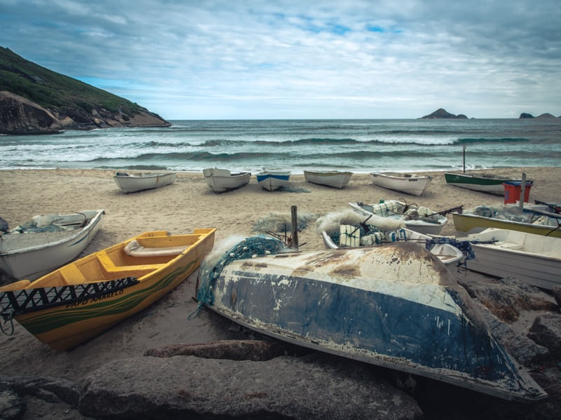 BARCOS DE PESCA NA PRAIA
