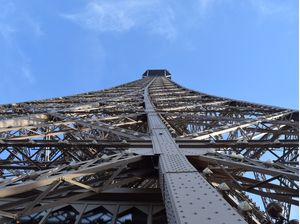 A TORRE EIFFEL, LINDA ATÉ MESMO DE BAIXO PARA CIMA