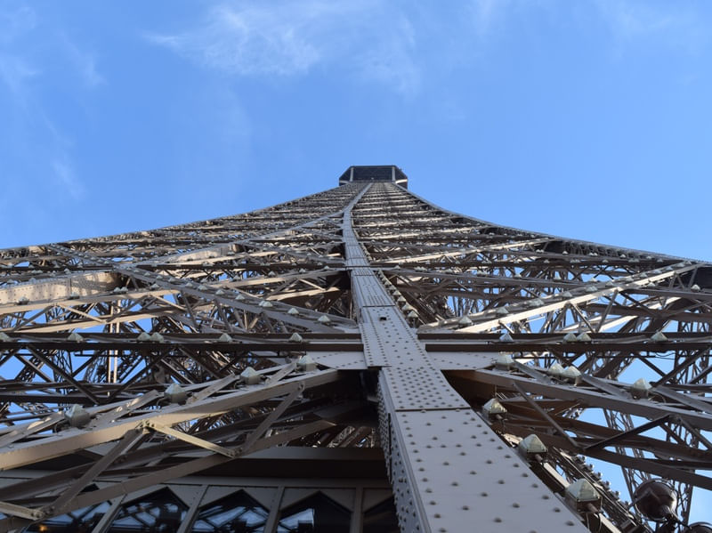 A TORRE EIFFEL, LINDA ATÉ MESMO DE BAIXO PARA CIMA