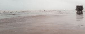 PRAIA EM DIA NUBLADO