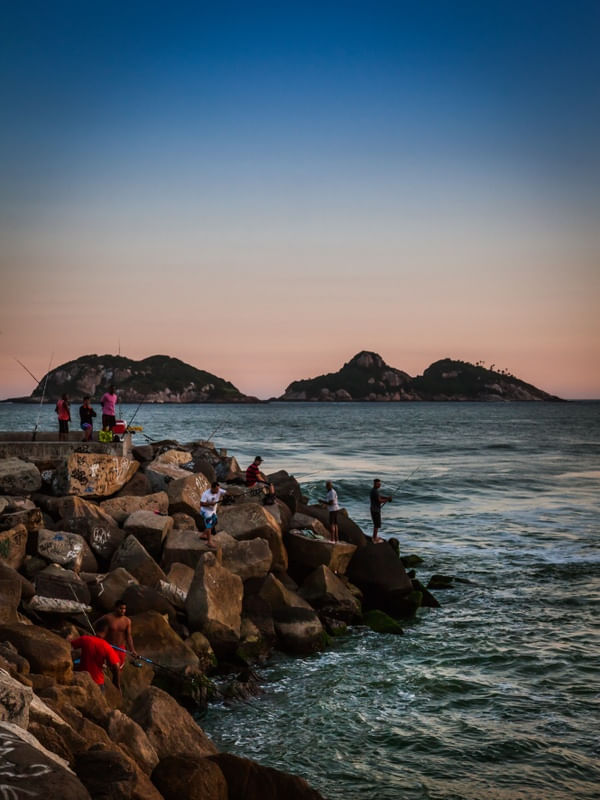 PESCADORES NO QUEBRA MAR