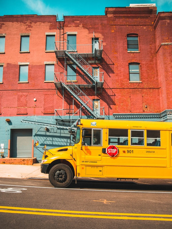 CENAS DE NOVA YORK - ÔNIBUS ESCOLAR EM WILLIAMSBURG VERTICAL