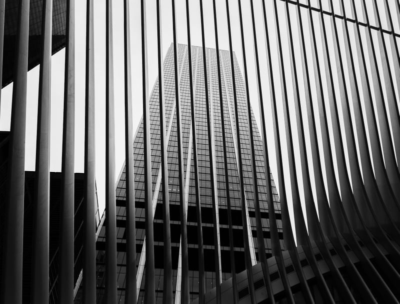 CENAS DE NOVA YORK - PRÉDIO ENTRE GRADES DO OCULUS