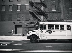 CENAS DE NOVA YORK - ÔNIBUS EM WILLIAMSBURG PRETO E BRANCO