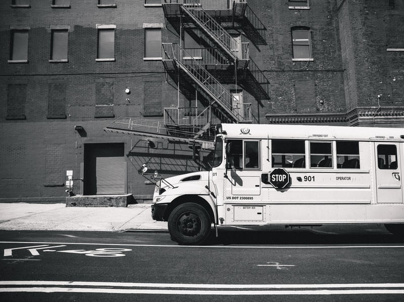 CENAS DE NOVA YORK - ÔNIBUS EM WILLIAMSBURG PRETO E BRANCO