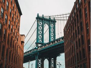 CENAS DE NOVA YORK - MANHATTAN BRIDGE ENTRE PRÉDIOS