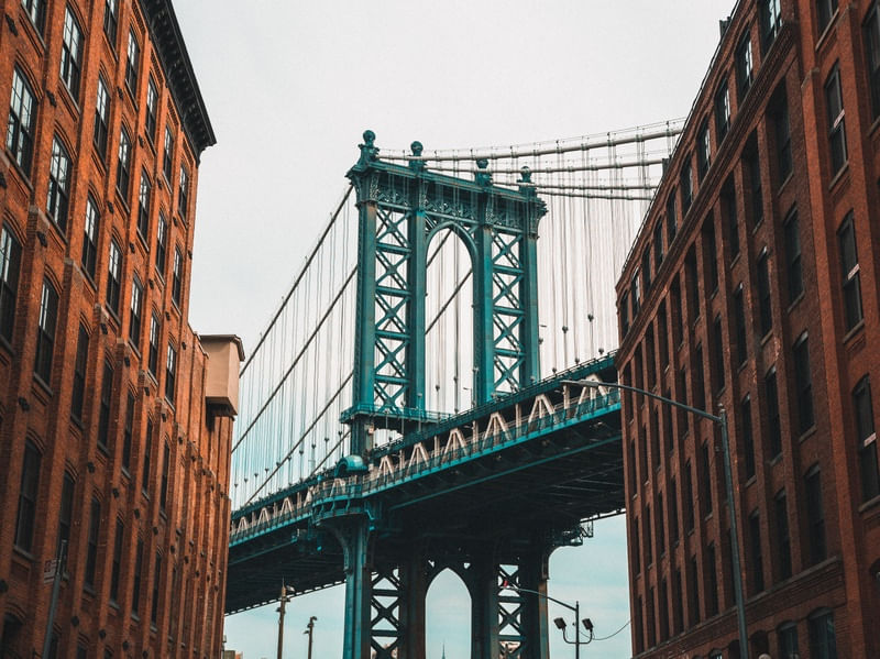 CENAS DE NOVA YORK - MANHATTAN BRIDGE ENTRE PRÉDIOS