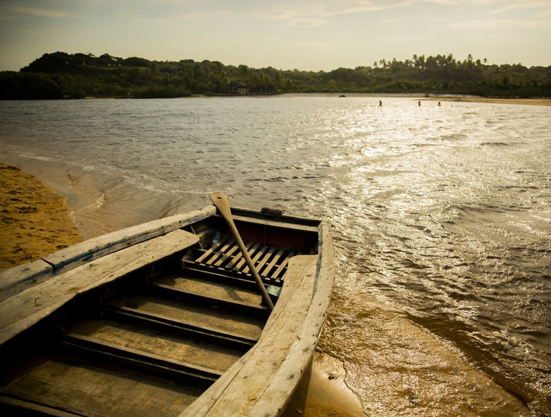 BARCO A BEIRA RIO