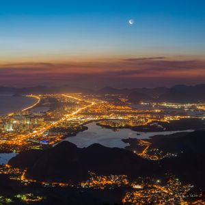 DÍPTICO 02: ENTARDECER PANORÂMICO NA BARRA DA TIJUCA E RECREIO COM LUA, RIO DE JANEIRO
