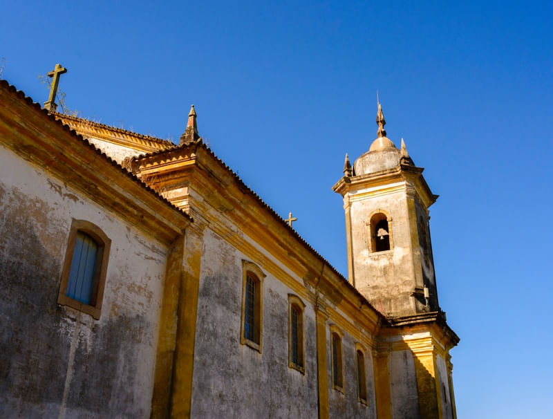 IGREJA AMARELA POR TRÁS