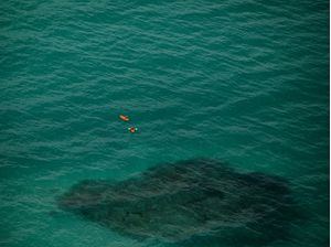 O CAIAQUE LARANJA E O MAR VERDE