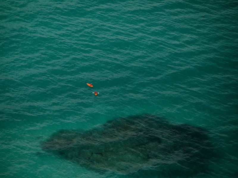 O CAIAQUE LARANJA E O MAR VERDE
