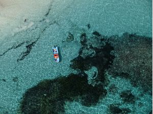 O BARCO AZUL NO MAR AZUL