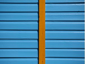 A PAREDE DE MADEIRA AZUL E AMARELA