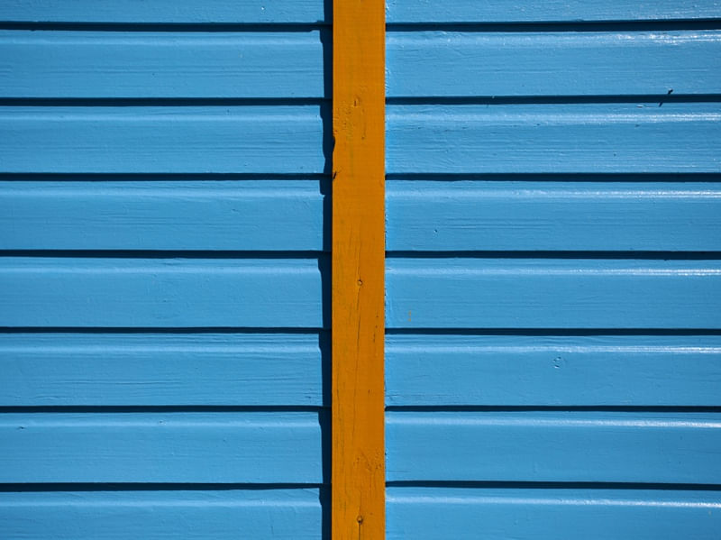 A PAREDE DE MADEIRA AZUL E AMARELA