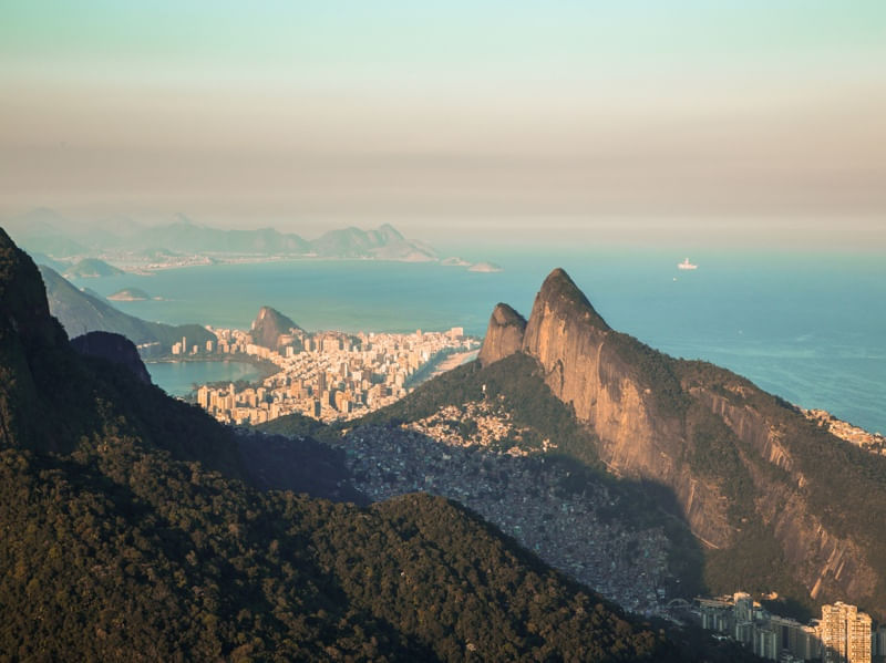 CONSTRASTES - A FAVELA, O "ASFALTO"