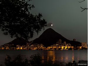 LUA CHEIA NA LAGOA