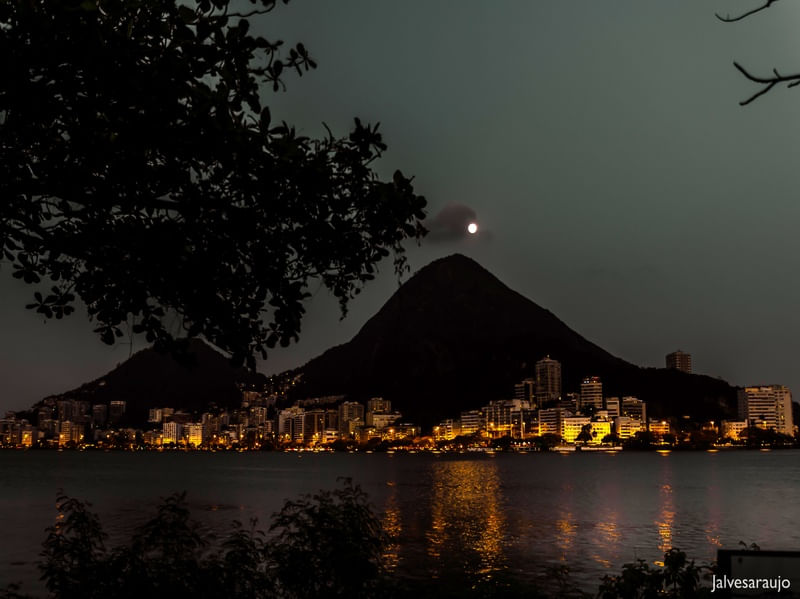 LUA CHEIA NA LAGOA