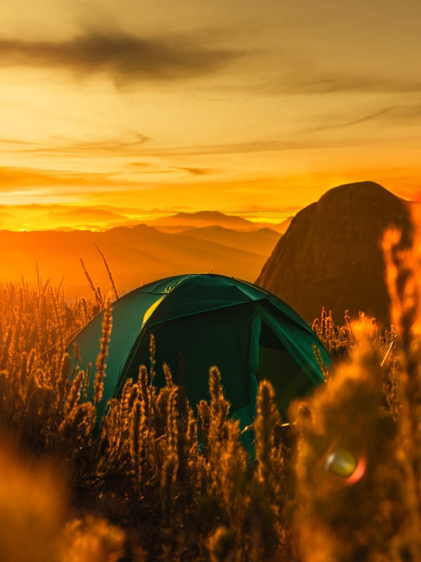 ACAMPAMENTO NAS MONTANHAS