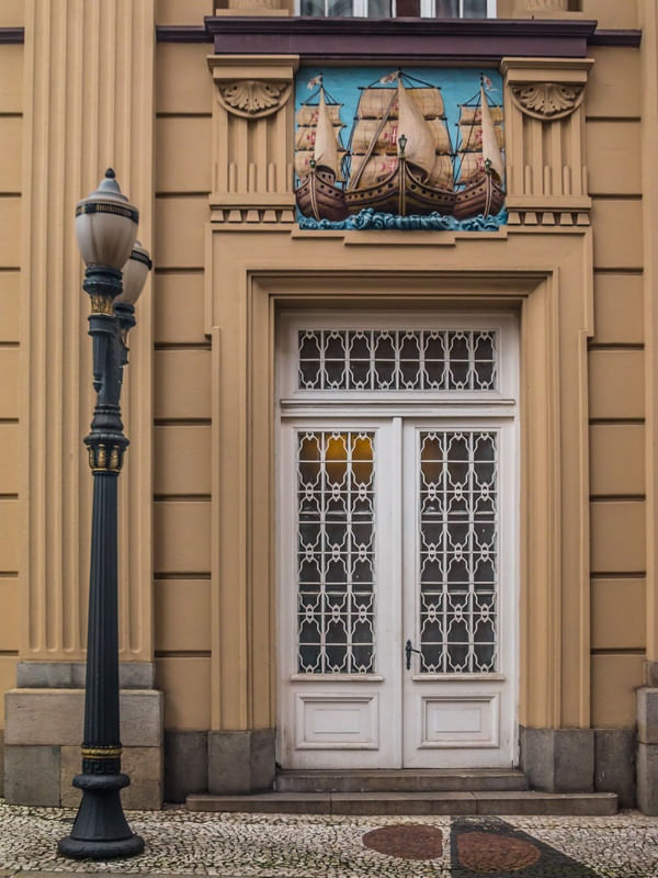 A PORTA E A CARAVELA