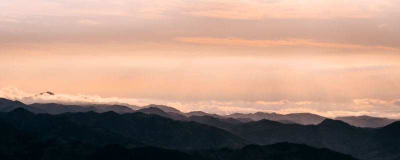 NUVENS ENTRE MONTANHAS
