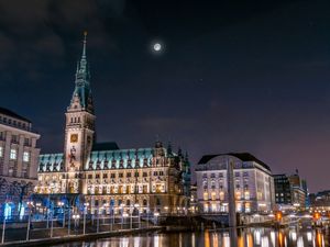 HAMBURG BY NIGHT