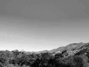 VILAREJO NAS MONTANHAS PRETO E BRANCO