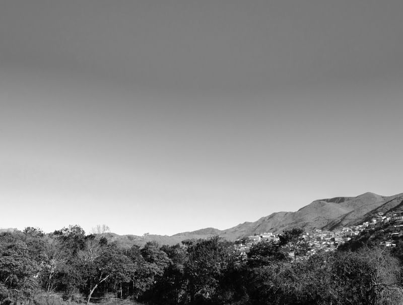 VILAREJO NAS MONTANHAS PRETO E BRANCO