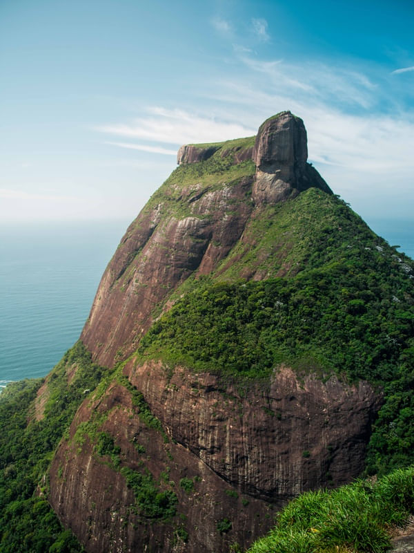 PEDRA DA GÁVEA EM DIA ENSOLARADO