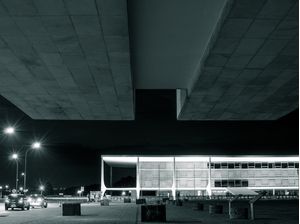 A PRAÇA E O PLANALTO