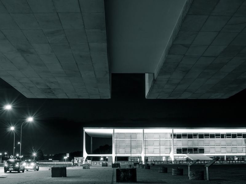 A PRAÇA E O PLANALTO