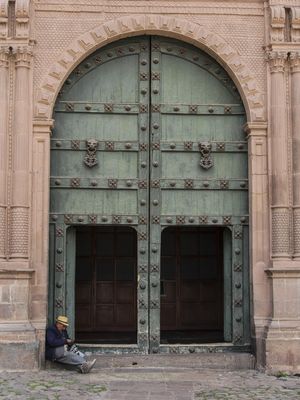 MENDIGO NA PORTA DA CATEDRAL DE CUSCO PERU