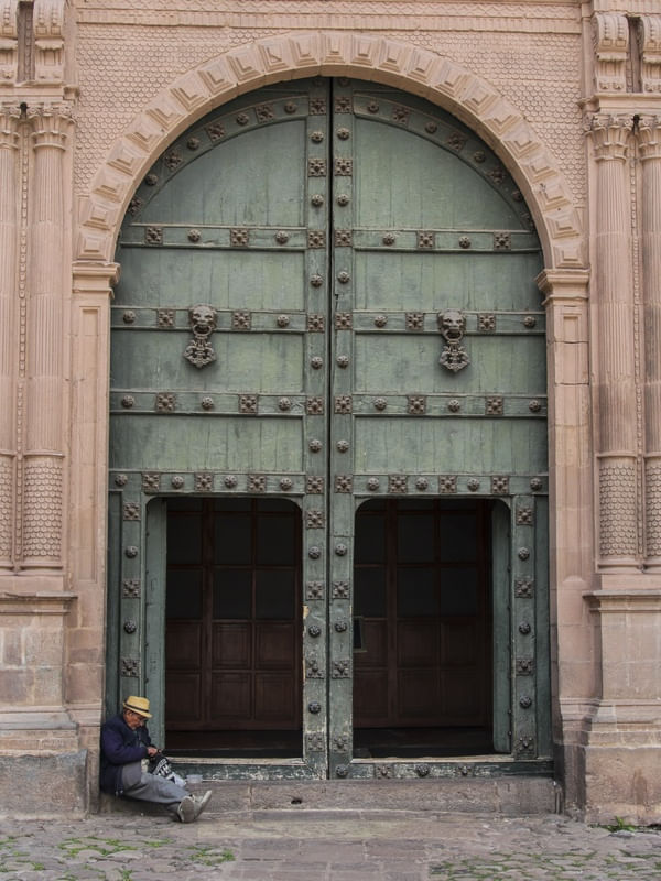 MENDIGO NA PORTA DA CATEDRAL DE CUSCO PERU