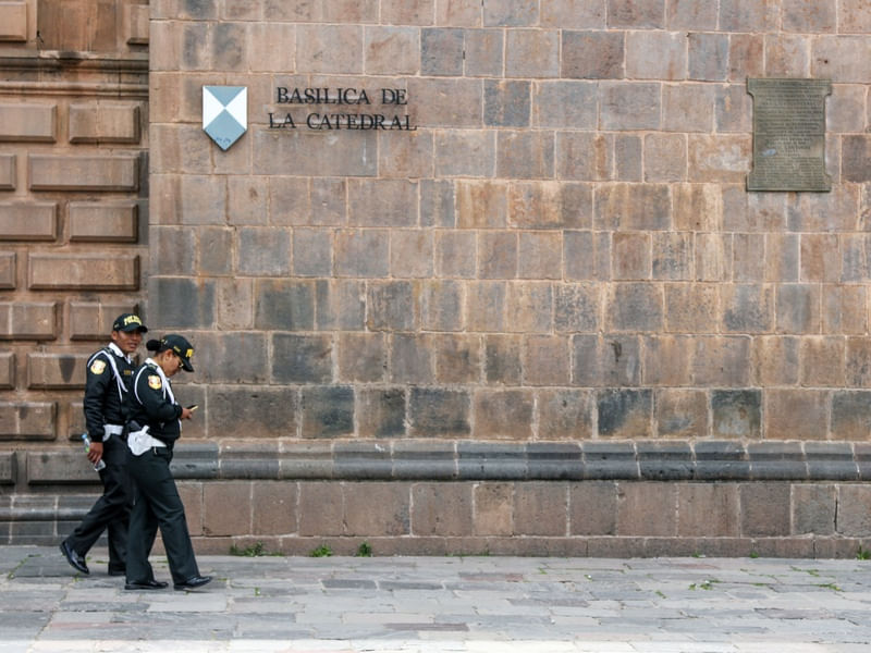 POLICIAIS PATRULHANDO A CATEDRAL DE CUSCO NA PLAZA DE ARMAS PERU
