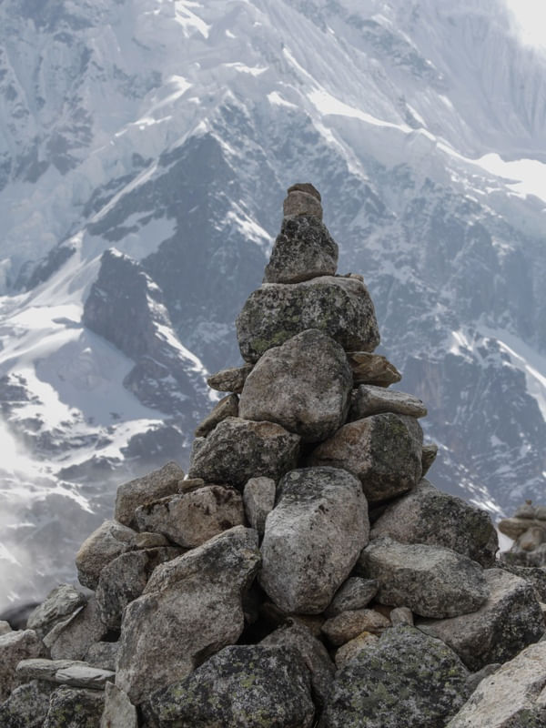APACHETA - OFERENDA DOS VIAJANTES NA MONTANHA DE SALKANTAY PERU