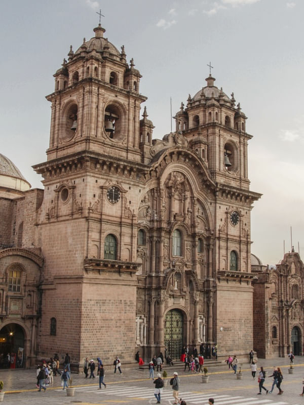 CATEDRAL DE CUSCO NO PERU, DENOMINADA DE VIRGEN DE LA ASUNCIÓN, LOCALIZADA NA PLAZA DE ARMAS.-