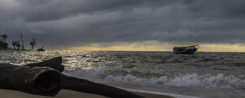BARCO ANCORADO NA BARRA