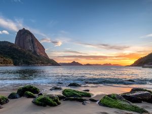 PRAIA VERMELHA NO AMANHECER