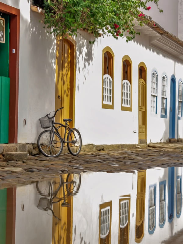 FOTO DE BICICLETA E CASARÕES EM PARATY - EDIÇÃO DIGITAL